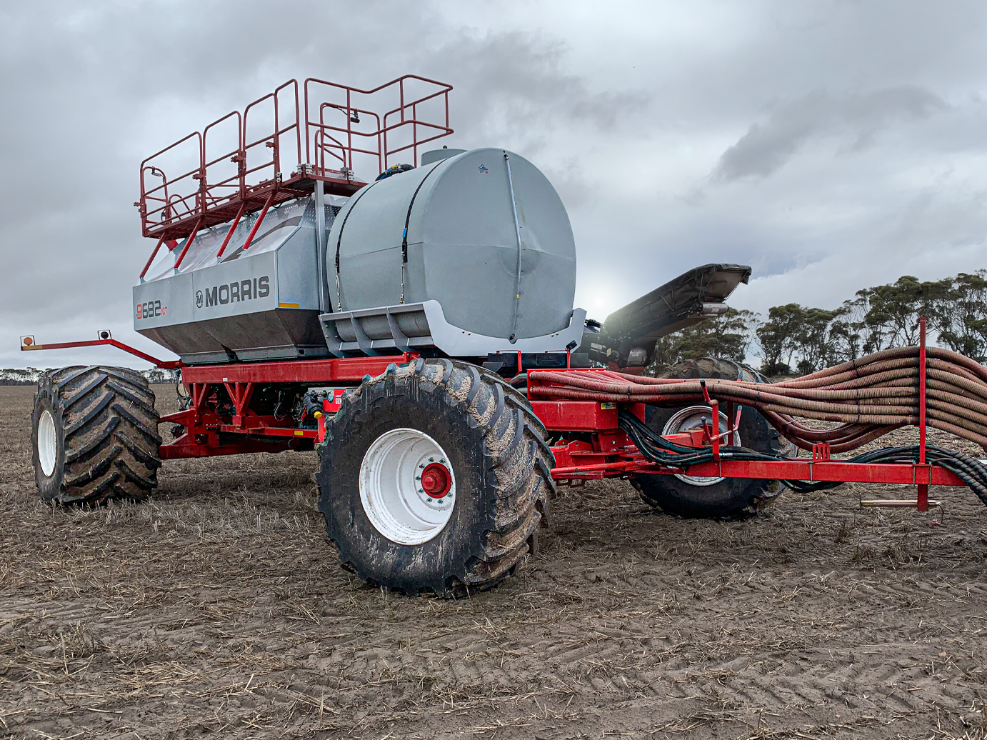Morris 9682 Air cart working in the field
