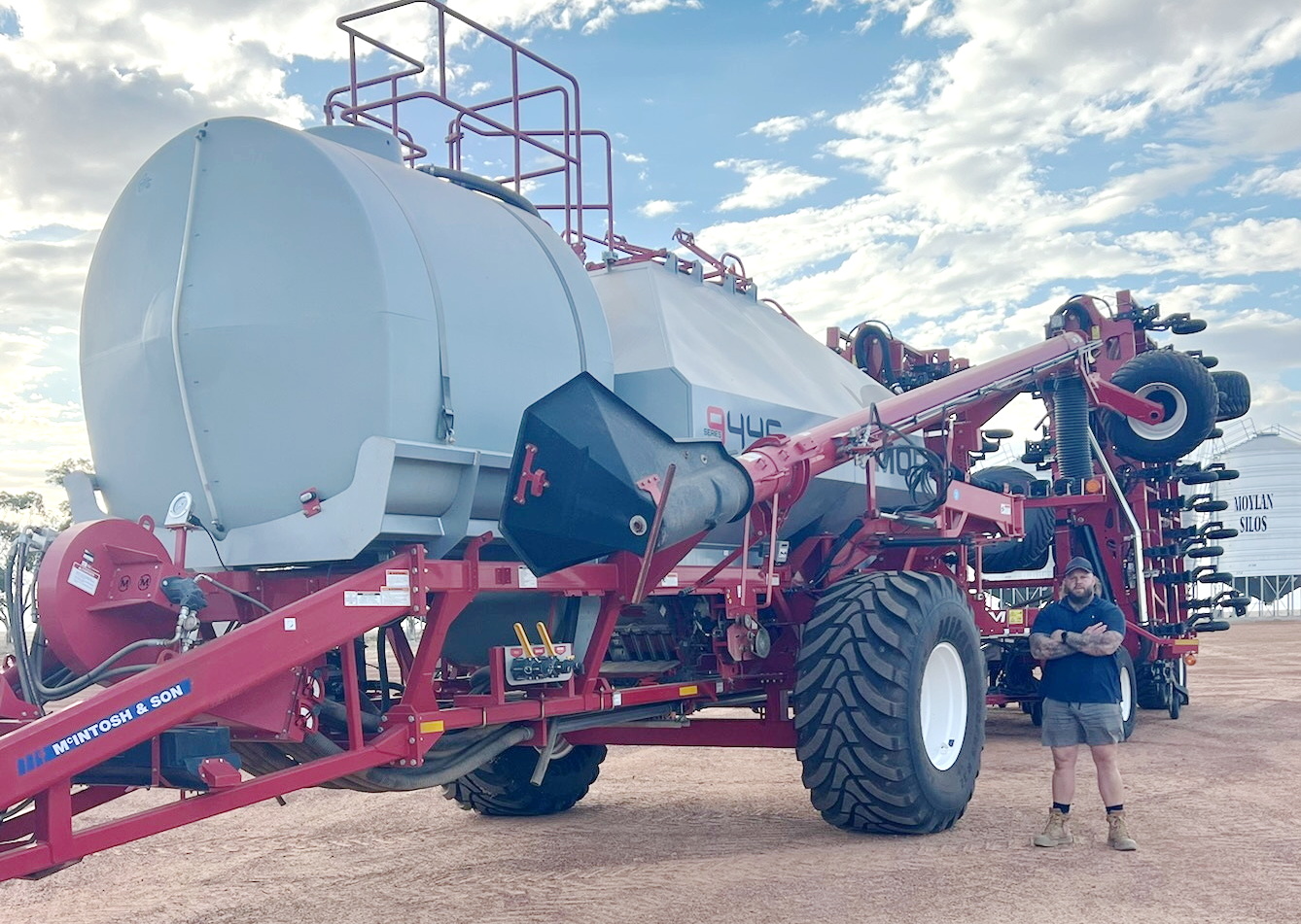 Morris Quantum air drill with 9445 air cart