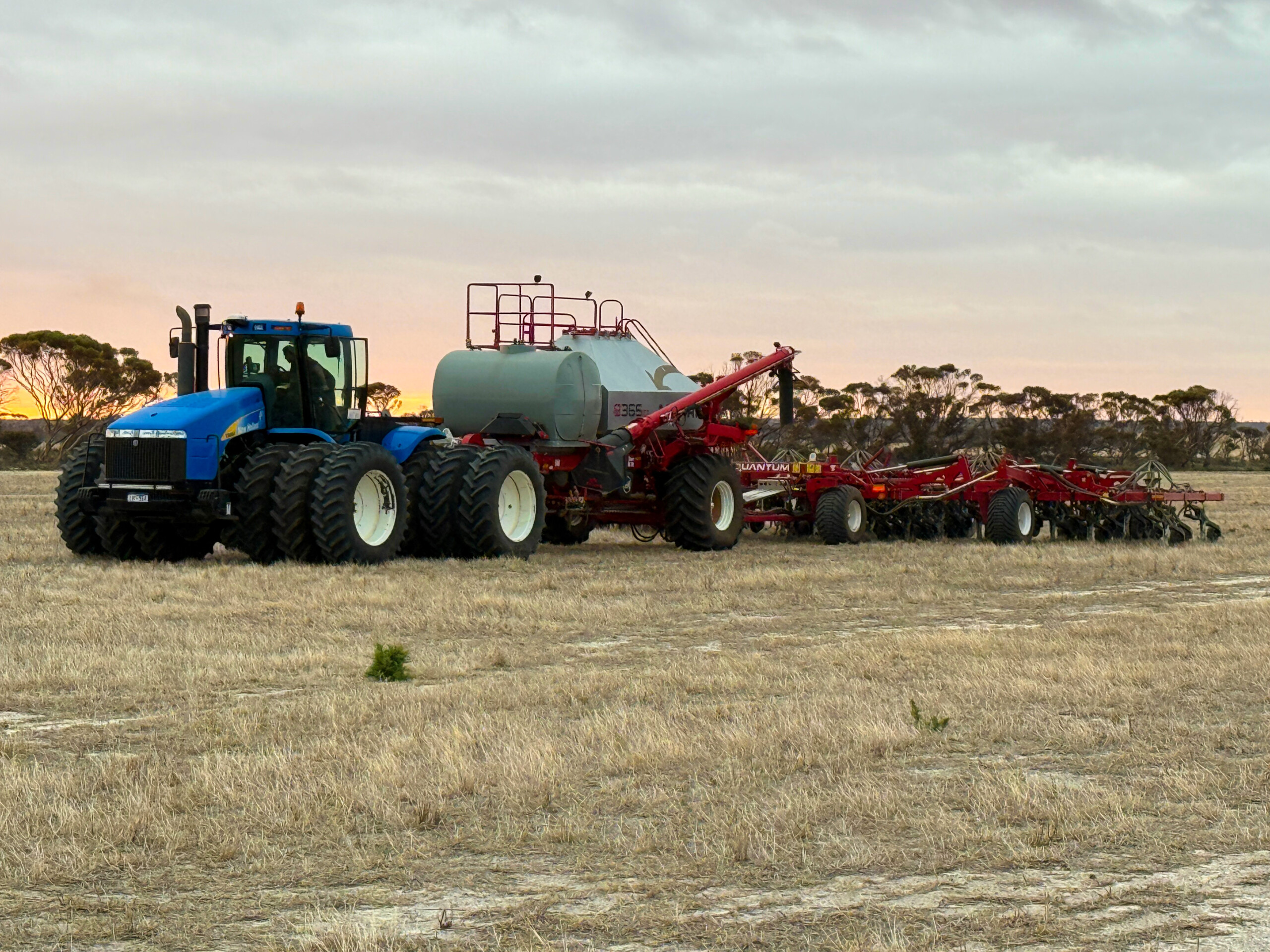 Morris 9365 TBT air cart and 15-metre Quantum bar